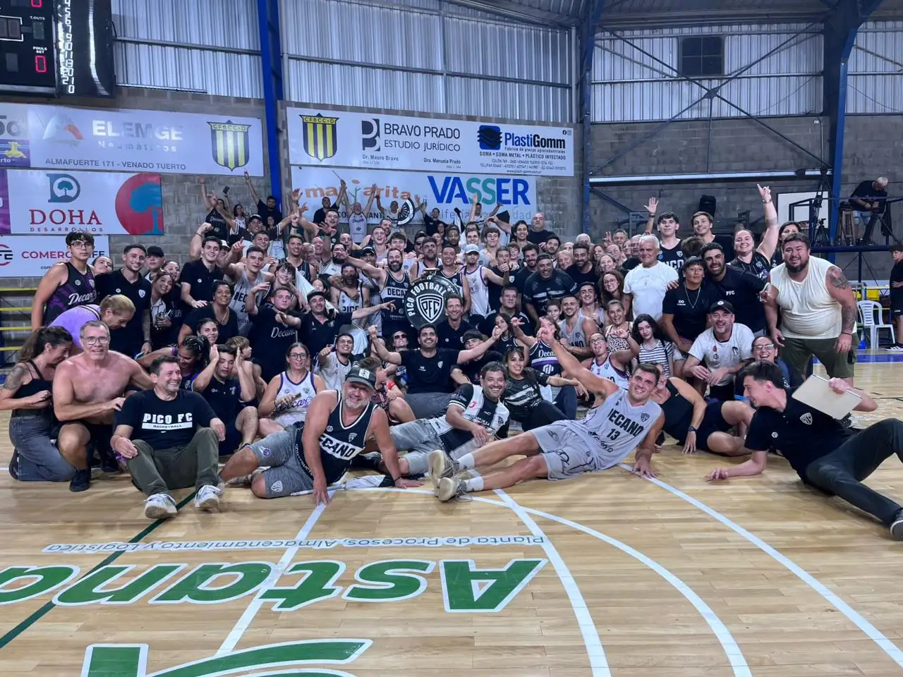 El festejo del equipo visitante con su gente que llegó en buen número para acompañaros. Foto: Fabián Gallego
