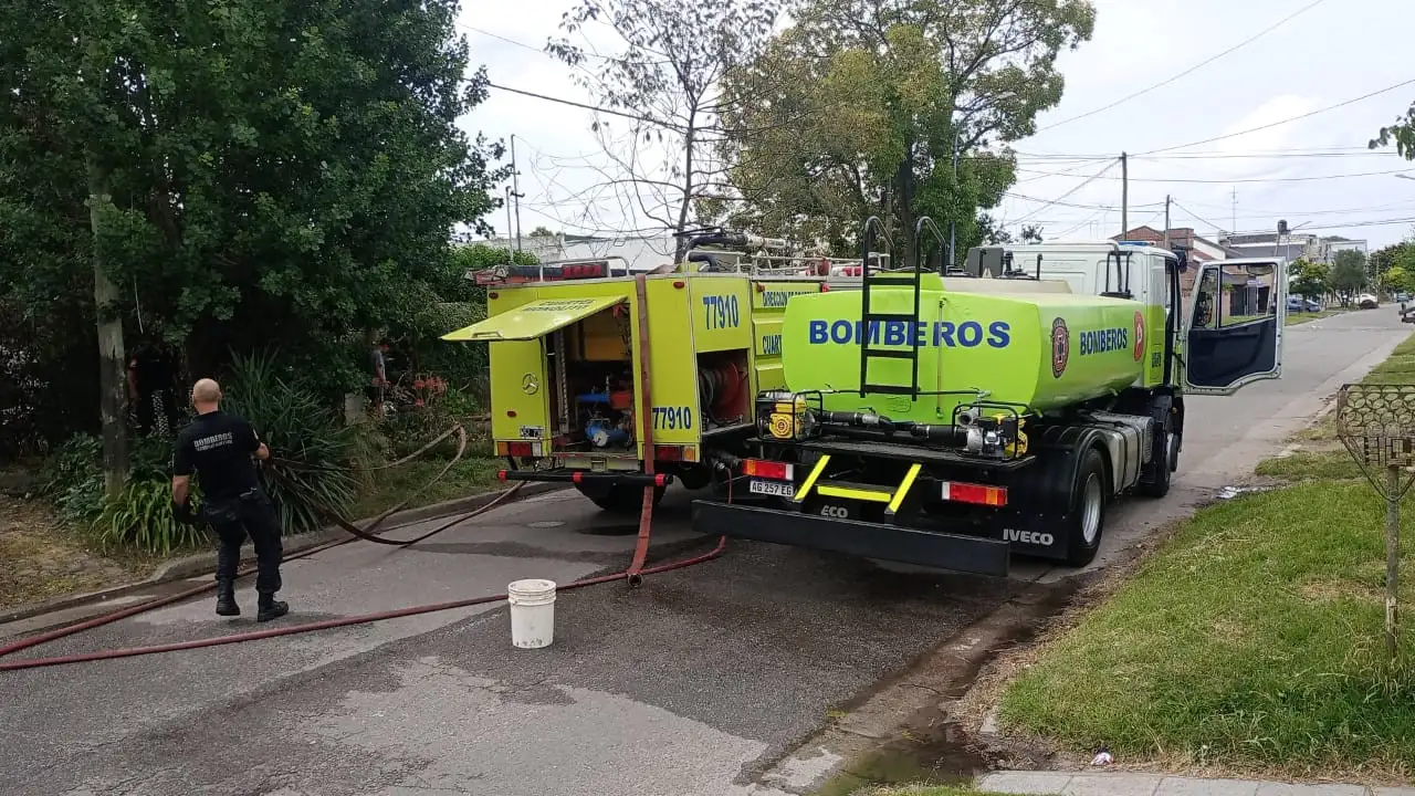 Dos dotaciones de bomberos tuvieron que hacerse presentes en el incendio.