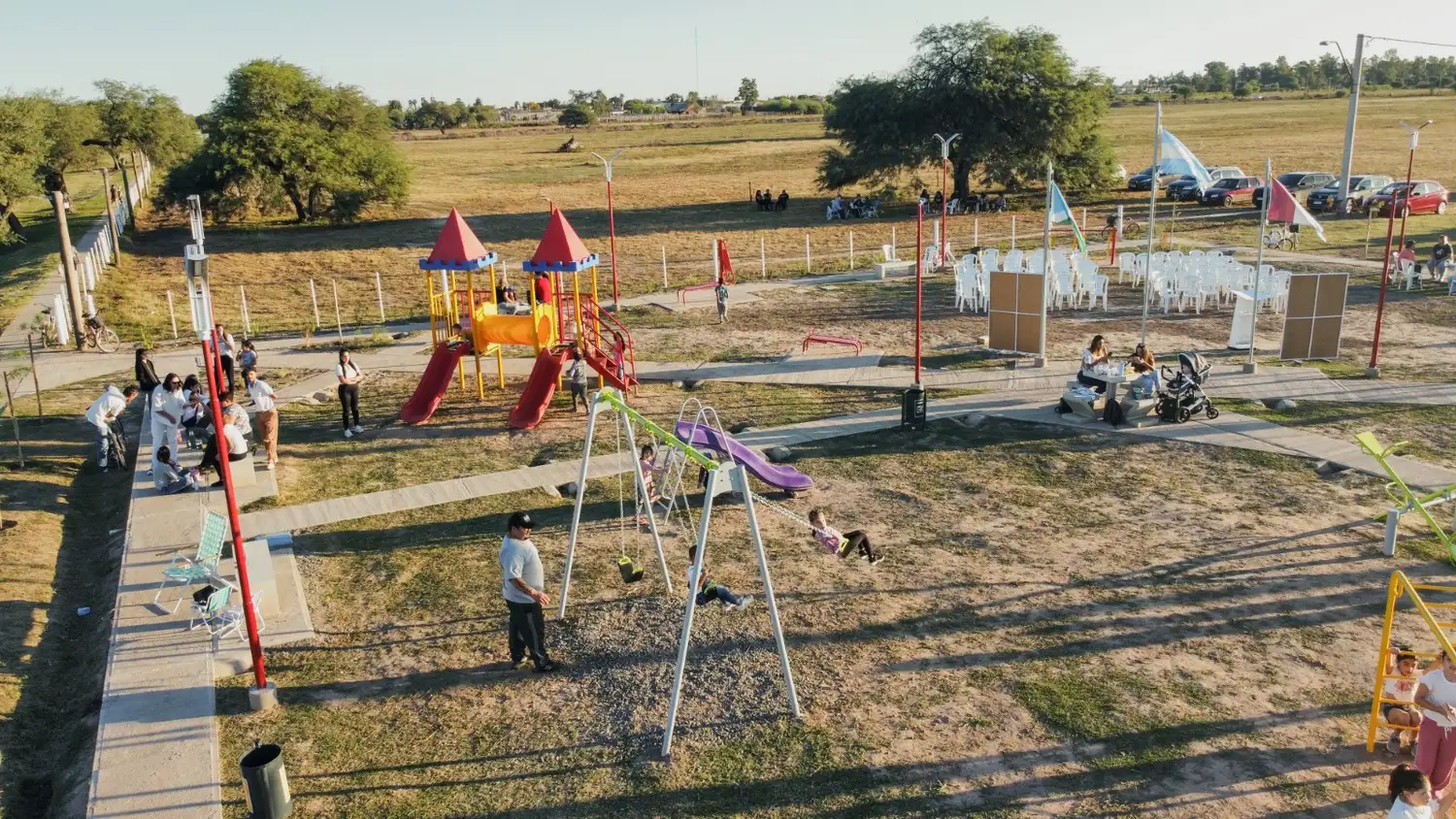 Vecinos y familias disfrutaron de la nueva plazoleta “Gringo Grimaldi”, recientemente inaugurada.