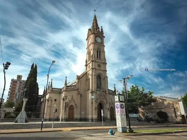 La emblemática Iglesia Catedral de Venado Tuerto luce su imponente arquitectura bajo un cielo despejado, ideal para disfrutar de una jornada sin lluvias y con una temperatura máxima de 24 grados en la ciudad durante este miércoles.