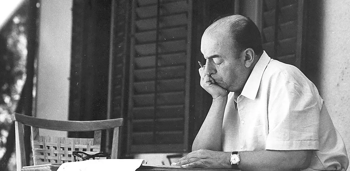 Neruda era un miembro prominente del Partido Comunista de Chile y amigo de Allende cuando se produjo el golpe de Pinochet.