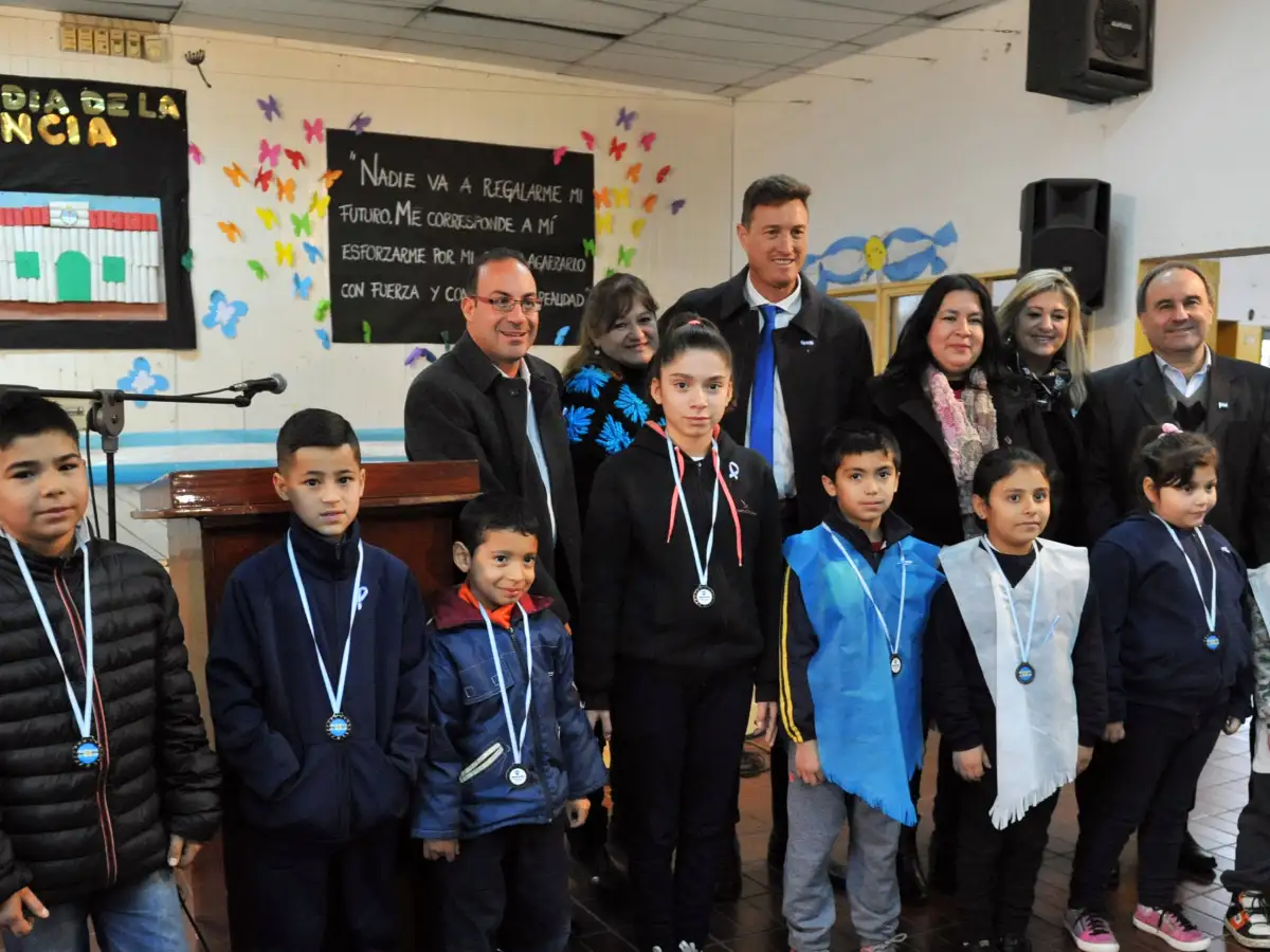 Día de la Independencia: García Aresca encabezó actos en colegio 2 de Abril