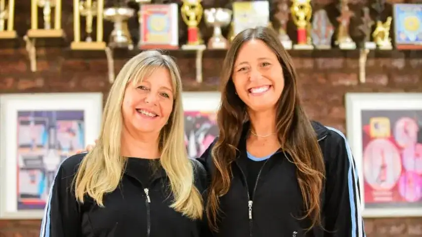 Claudia y Daiana en su academia.