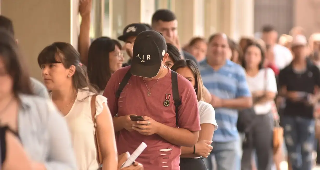 El informe del INDEC revela un aumento en la informalidad y subocupación, afectando a casi la mitad de los trabajadores en los aglomerados.