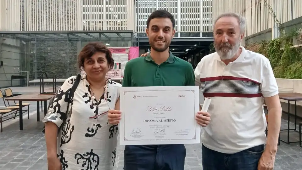 pablo testa junto a sus padres
