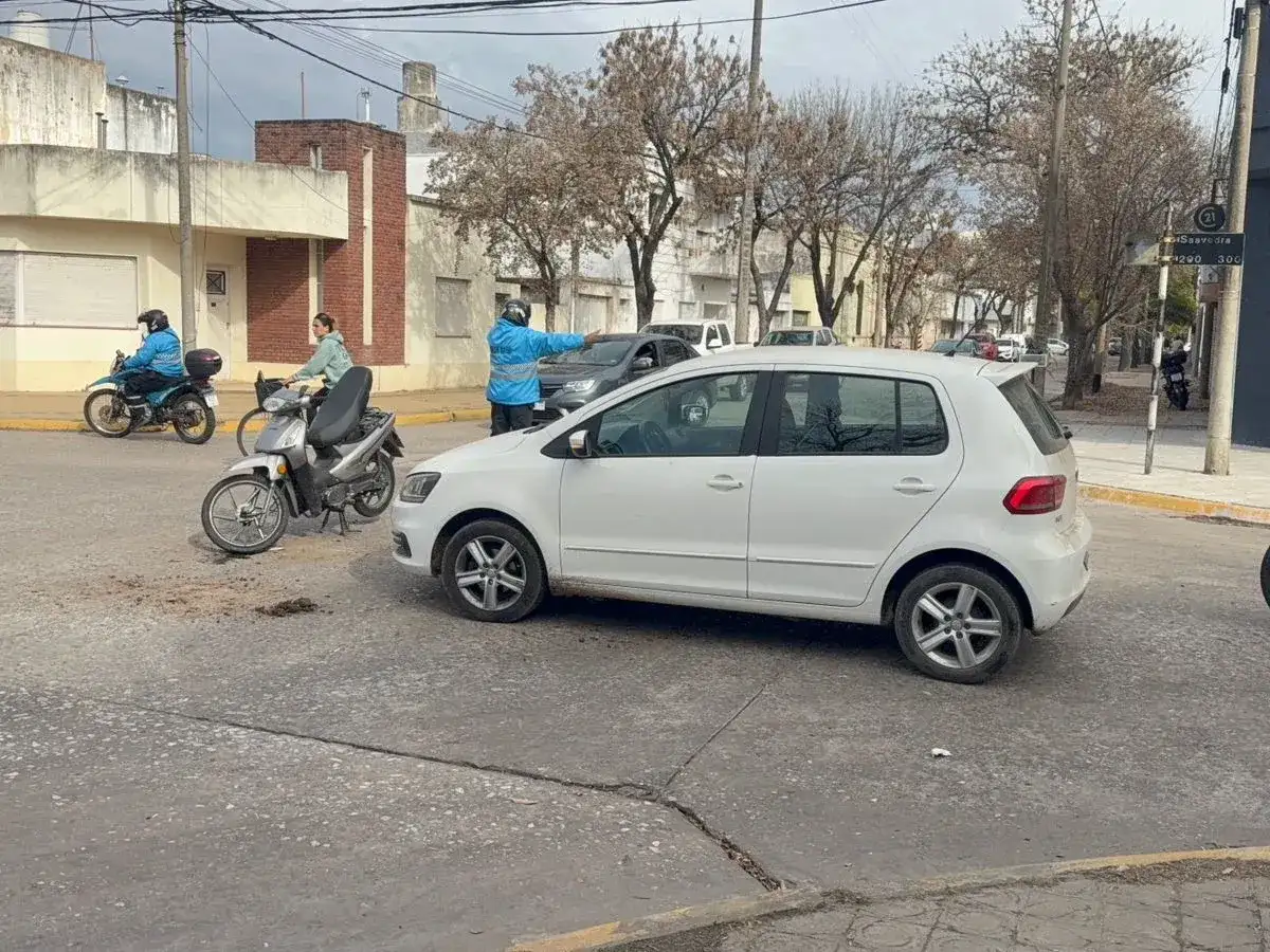 El auto que chocó con la moto poco después del mediodía. Foto: BVVT