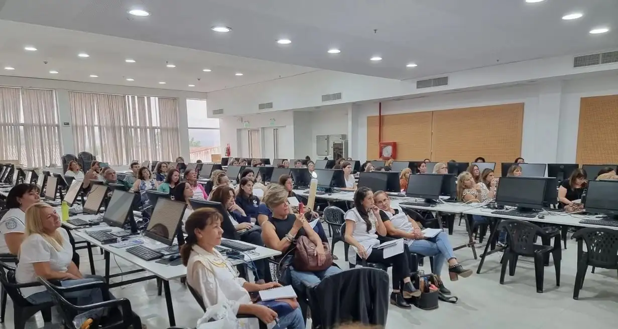 El Ministerio de Educación está capacitando en simultáneo a equipos directivos de toda la provincia para poder estrenar la libreta digital para el nivel primario en mayo. Crédito: Gentileza