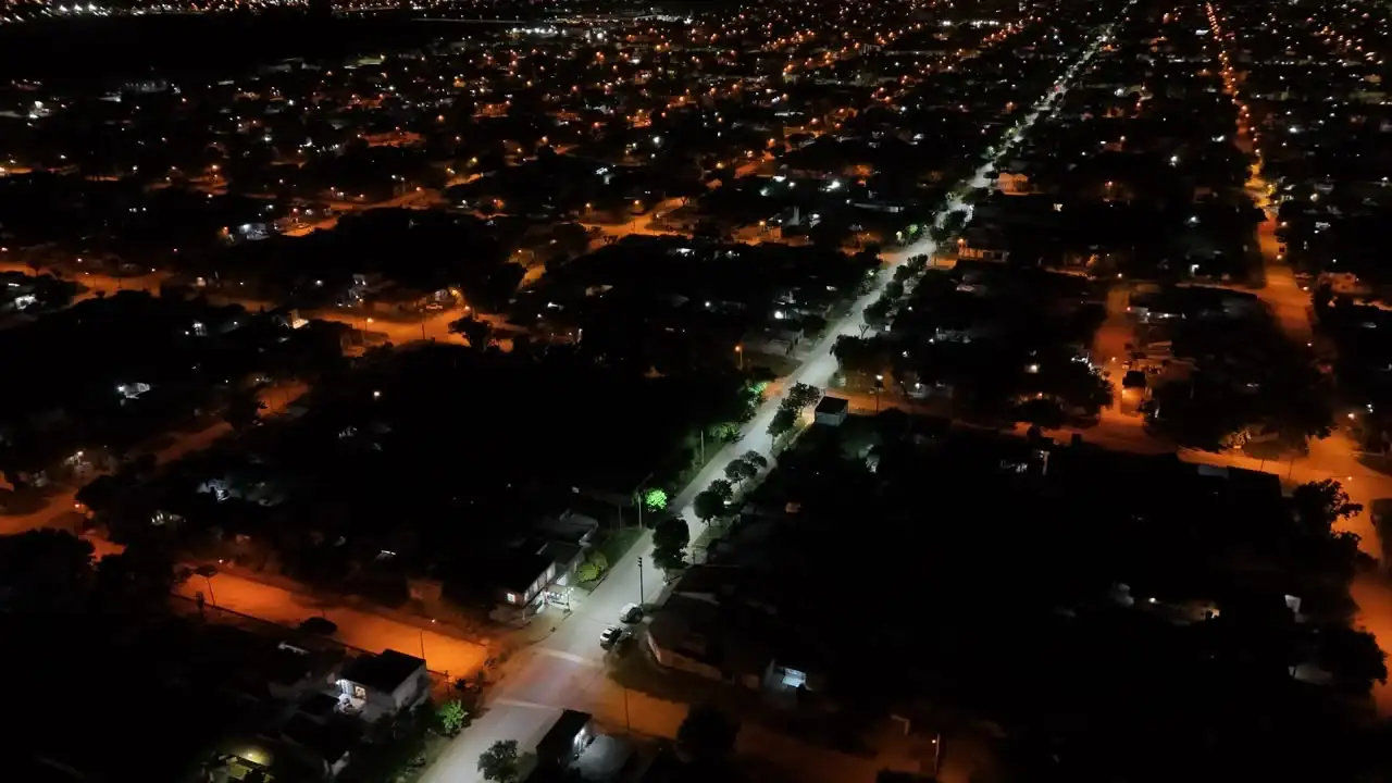 Los trabajos se realizaron junto a la Cooperativa Eléctrica y mejoran la iluminación de una arteria que atraviesa tres barrios de la ciudad.
