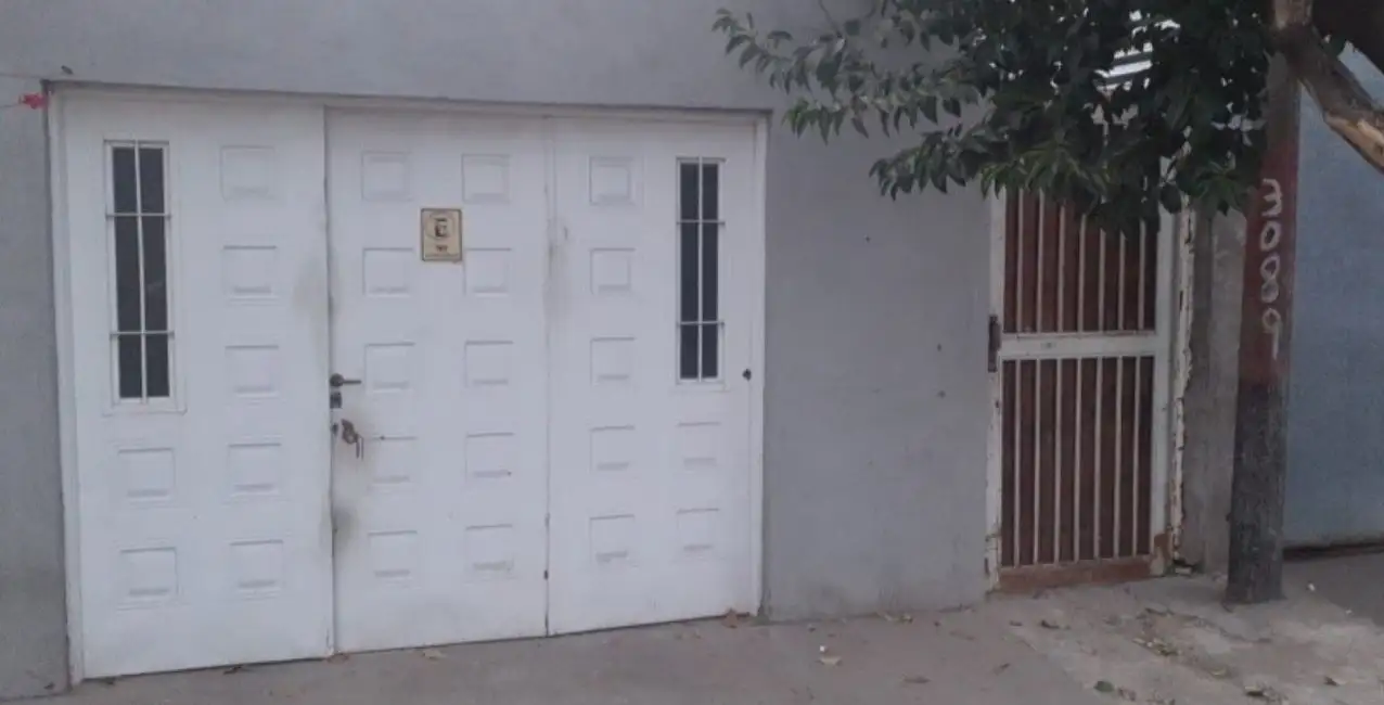 Dos ladrones le dispararon a un hombre para robarle el auto