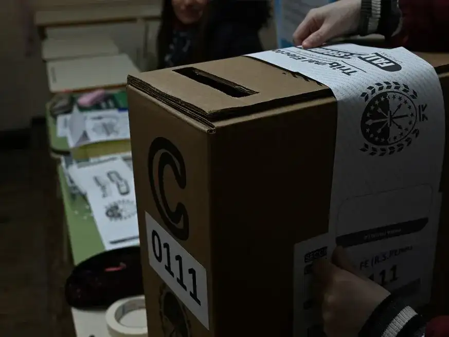 Hasta el momento, prácticamente la mitad de las convocatorias han tenido una respuesta positiva en tanto que el resto se divide en telegramas rechazados o no recibidos, y excusaciones de quienes no podrán participar. Crédito: Flavio Raina