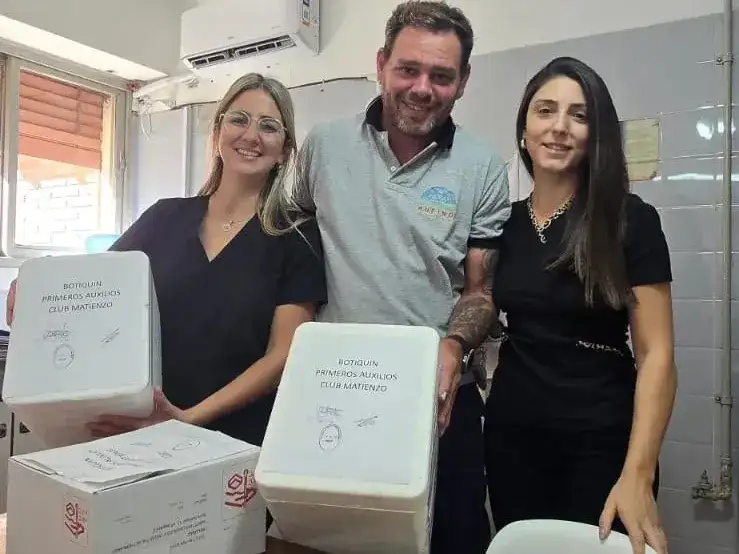 Representantes del Club Matienzo, con los nuevos botiquines. Foto: Gentileza