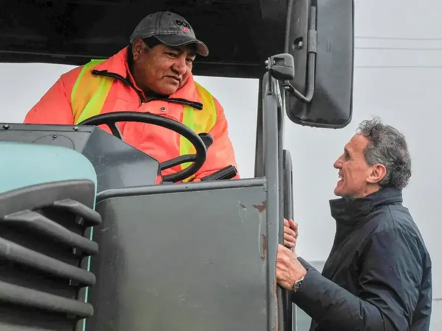 El ministro de Infraestructura bonaerense, Gabriel Katopodis, anunció una denuncia penal contra Javier Milei y Luis Caputo por presuntas irregularidades en la administración del Fondo Hídrico.