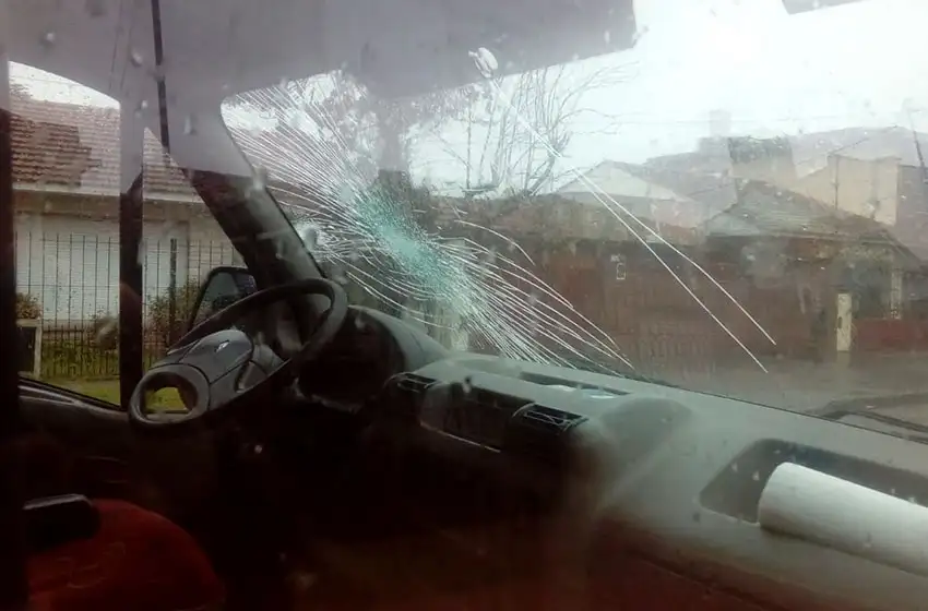 Dos grupos de adolescentes destrozaron un transporte escolar