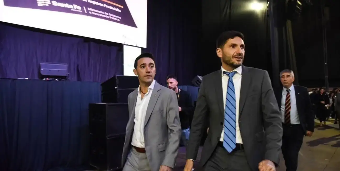 Matías Figueroa Escauriza, secretario de Gestión de Registros, junto al gobernador Pullaro y, más atrás, el ministro de Gobierno, Fabián Bastia.