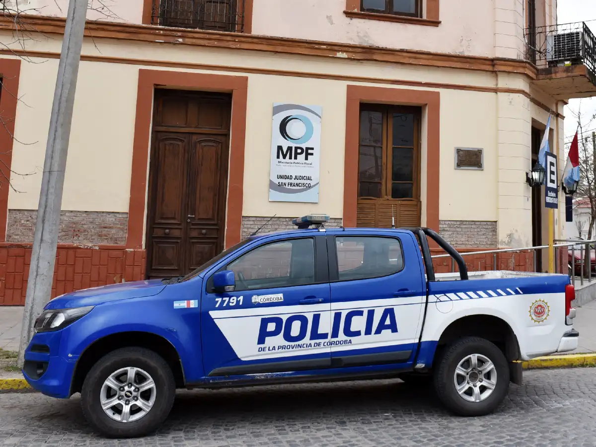 Un joven fue detenido tras robar dos camperas en un negocio 