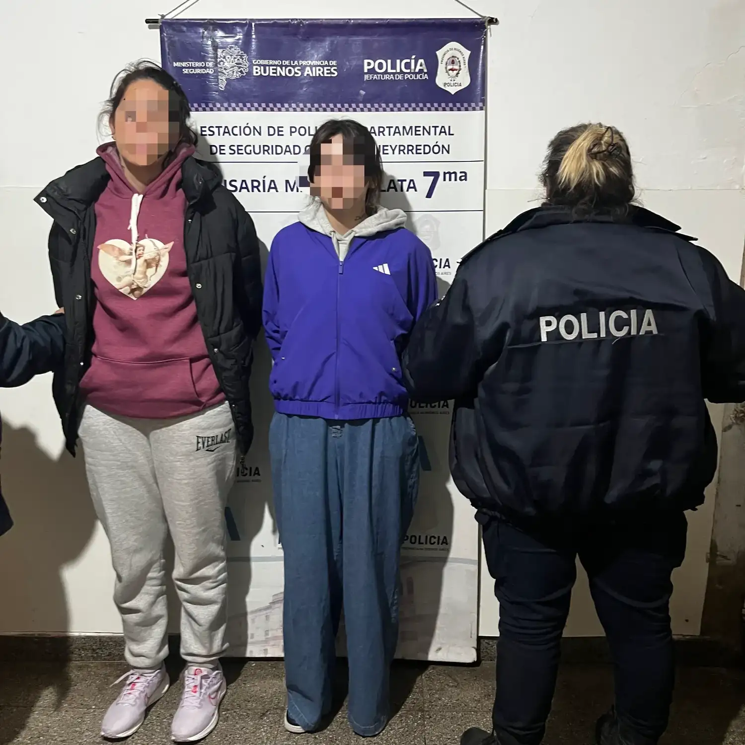 Dos mujeres fueron aprehendidas en un supermercado de avenida Constitución al 7500, acusadas de intentar sustraer bolsos deportivos valuados en casi $130.000.