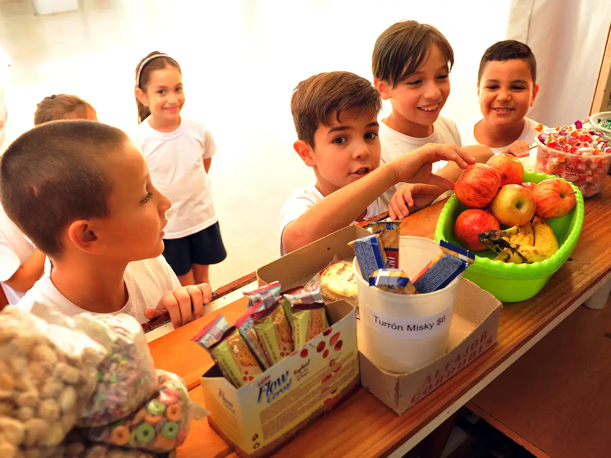 En 18 escuelas de la ciudad funcionan kioscos saludables en los recreos    