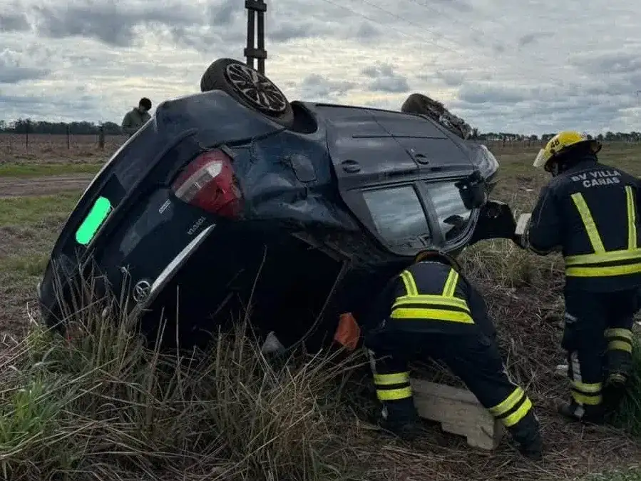 Las tres ocupantes recibieron asistencia primaria en el sitio por parte del personal actuante y los servicios de emergencias presentes. Crédito: Bomberos de Villa Cañás.