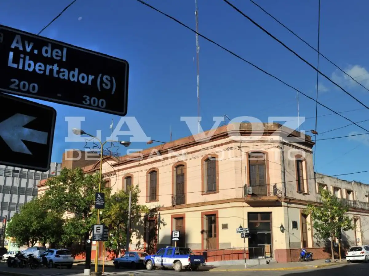 Agredía a una mujer, quiso atropellar a un policía y fue detenido
