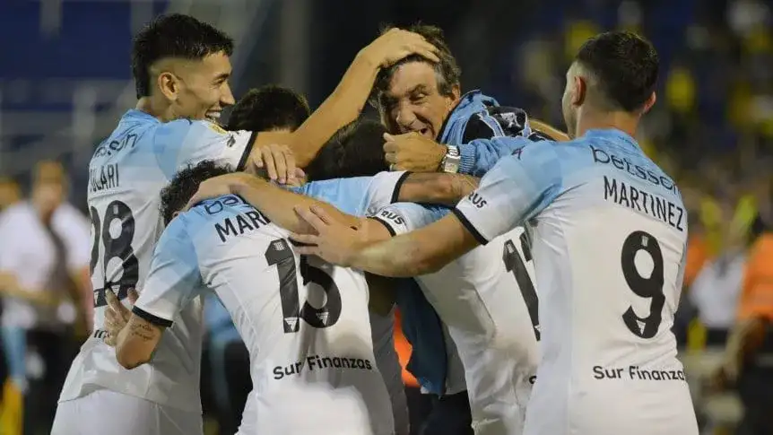 Gustavo Costas, en el medio de los festejos de Racing en Rosario