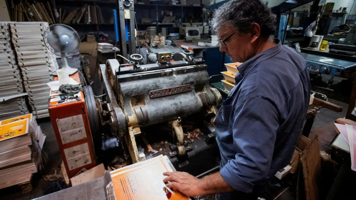 La producción industrial experimentó una merma mensual del 0,8%, y mantiene la caída interanual.