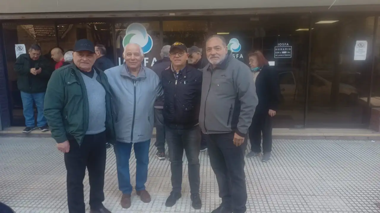 Este jueves, un grupo de afiliados del Instituto de Obra Social de las Fuerzas Armadas y de Seguridad (IOSFA)
