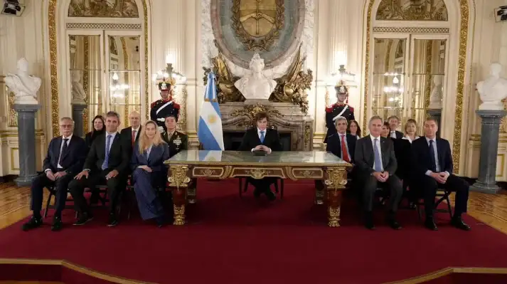 El presidente Milei anticipó en la cadena nacional una ofensiva judicial para frenar la explotación petrolera en Malvinas