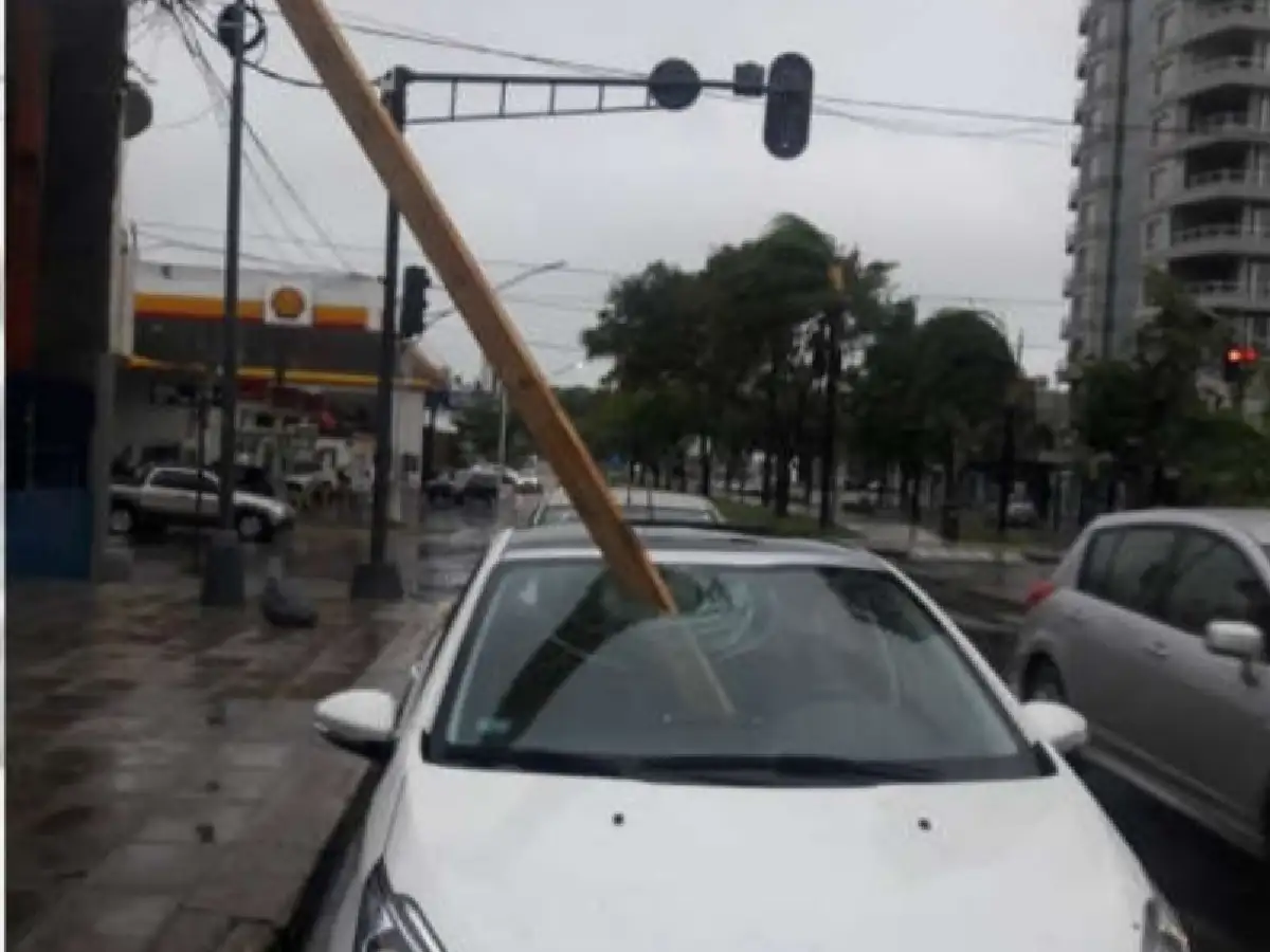 Santa Fe: Una viga le atravesó el parabrisas y se salvó de milagro