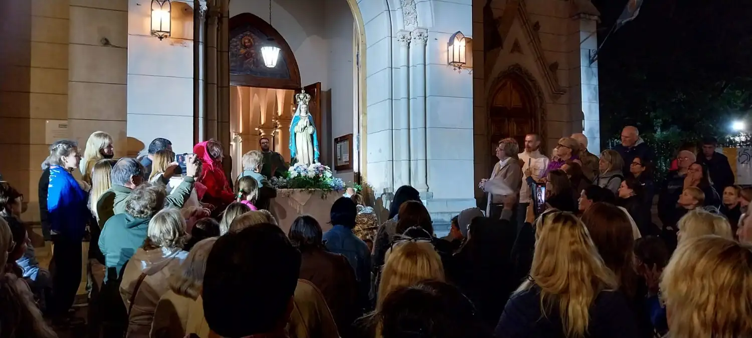 Instantes de honda emoción con la salida de la Virgen a las puertas de la Catedral. Foto: Sur24