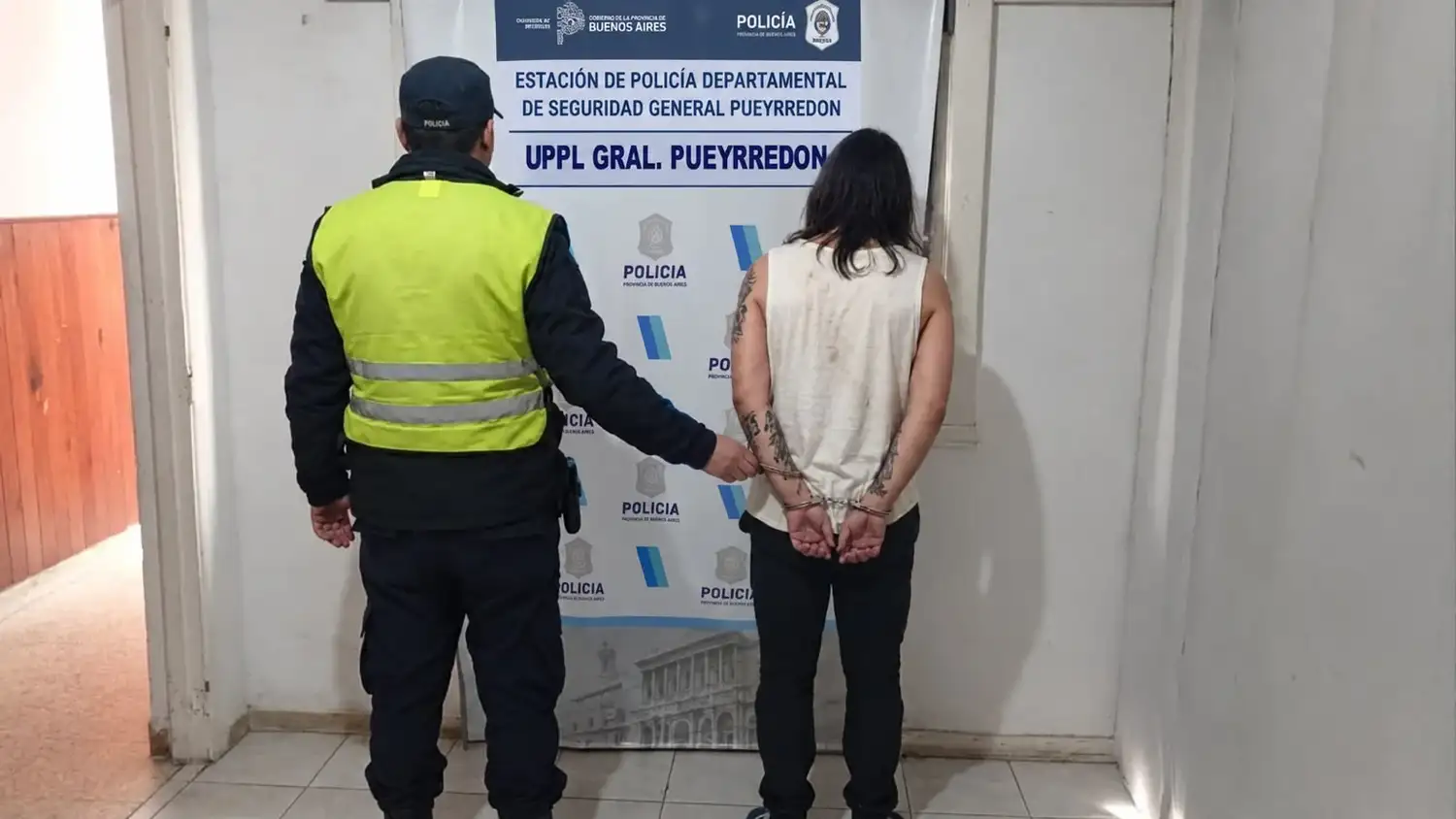 Le dio una patada en la cara a un hombre en plena calle y terminó detenido