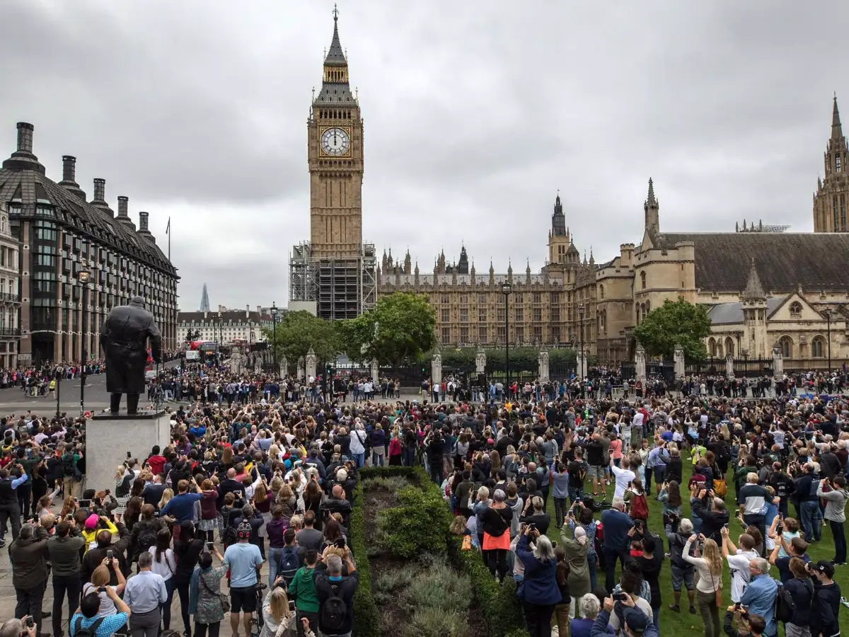 Cientos de personas se reunieron para escuchar las últimas campanadas del Big Ben