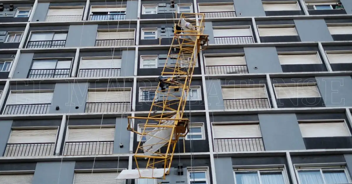 Murió un obrero tras caer de un edificio en el centro