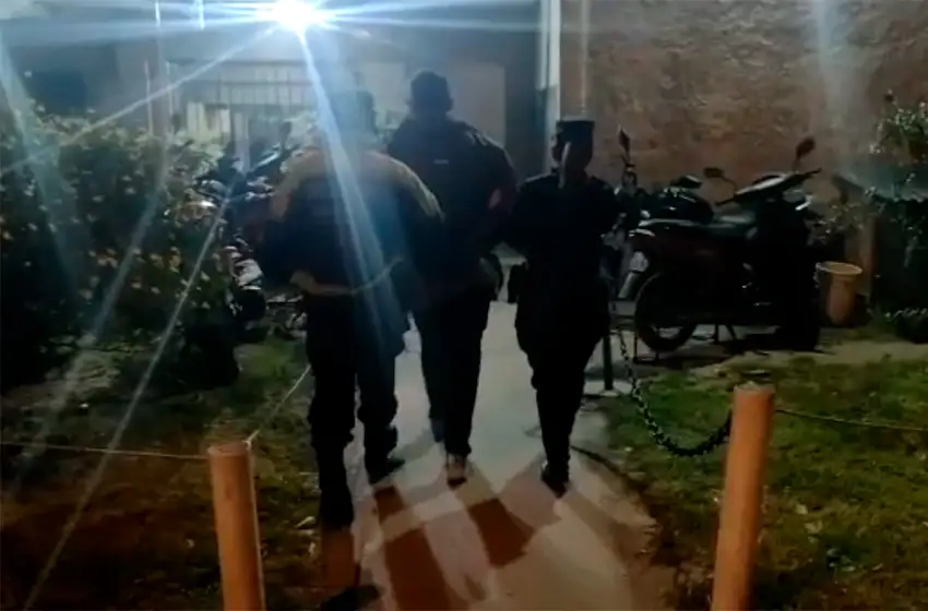 Discutió con su pareja, agredió a los policías y luego mordió en la mano a uno de ellos
