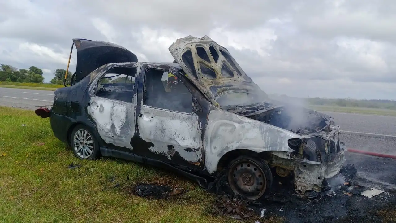 El automóvil se prendió fuego y quedó destruido en un 80%.