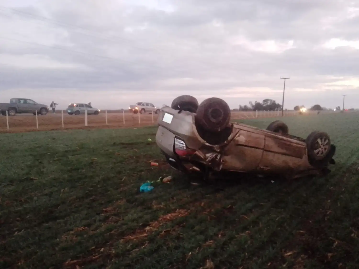 El automóvil que despistó y volcó esta mañana a seis kilómetros de Sacanta.
