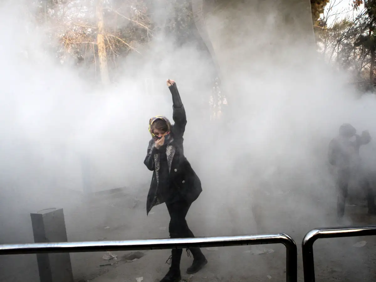 Diez muertos en disturbios en Irán; el presidente pide calma 