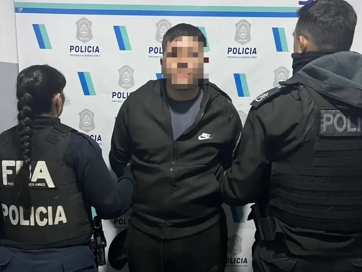 Durante el procedimiento, los policías secuestraron una mochila que contenía dos pares de guantes, precintos, una pinza hidráulica, dos pasamontañas, varios destornilladores y un equipo de comunicación tipo handy.