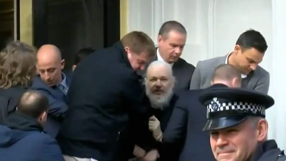 Julian Assange fue detenido por un pedido de extradición de EEUU