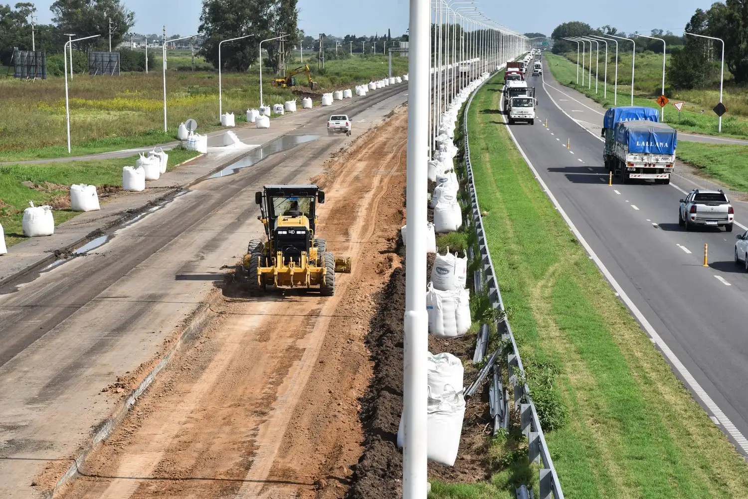 Las máquinas trabajan en la construcción del tercer carril.