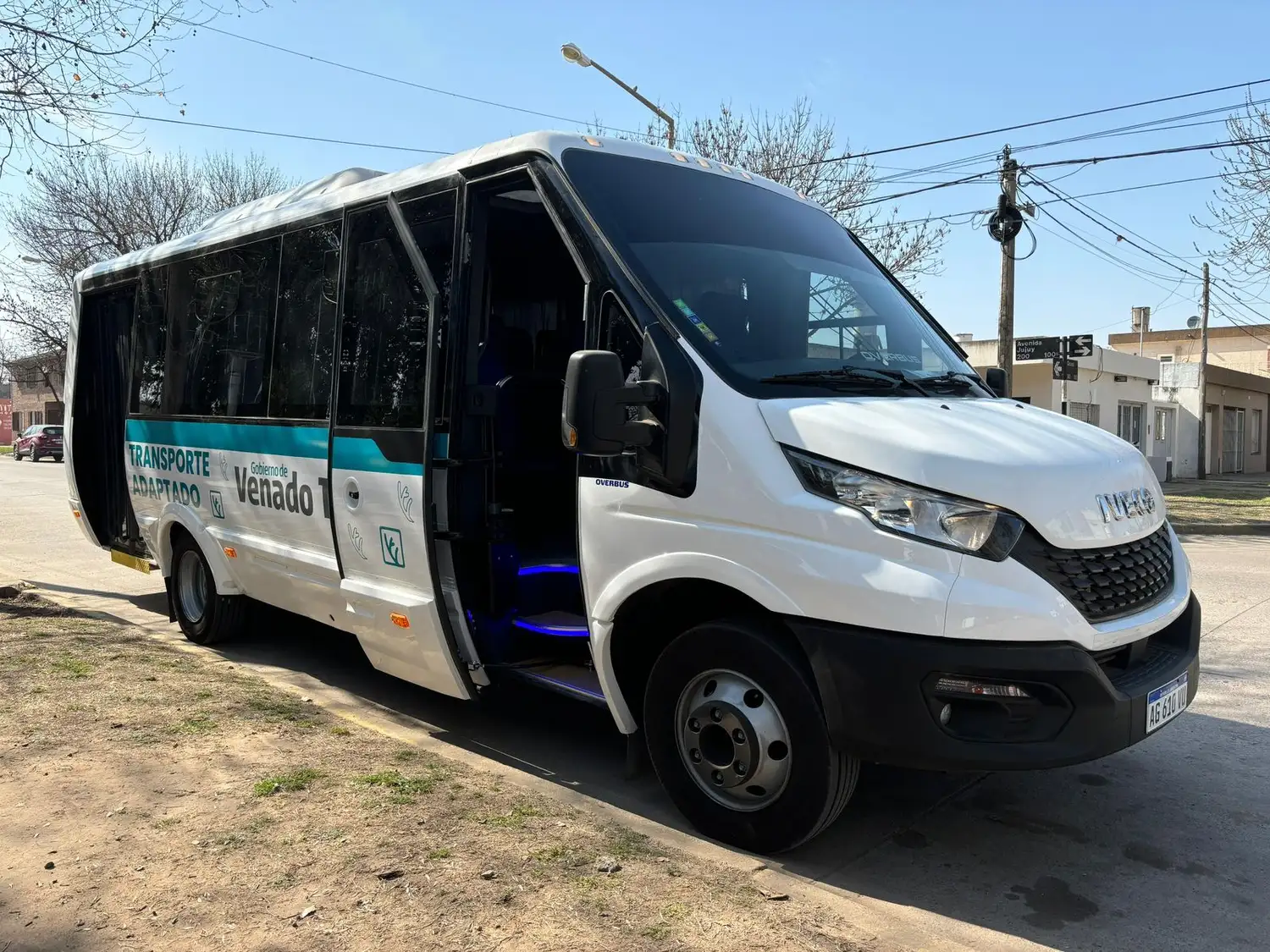 La unidad tiene espacio para 11 pasajeros (más el chofer) y tres sillas de ruedas.
