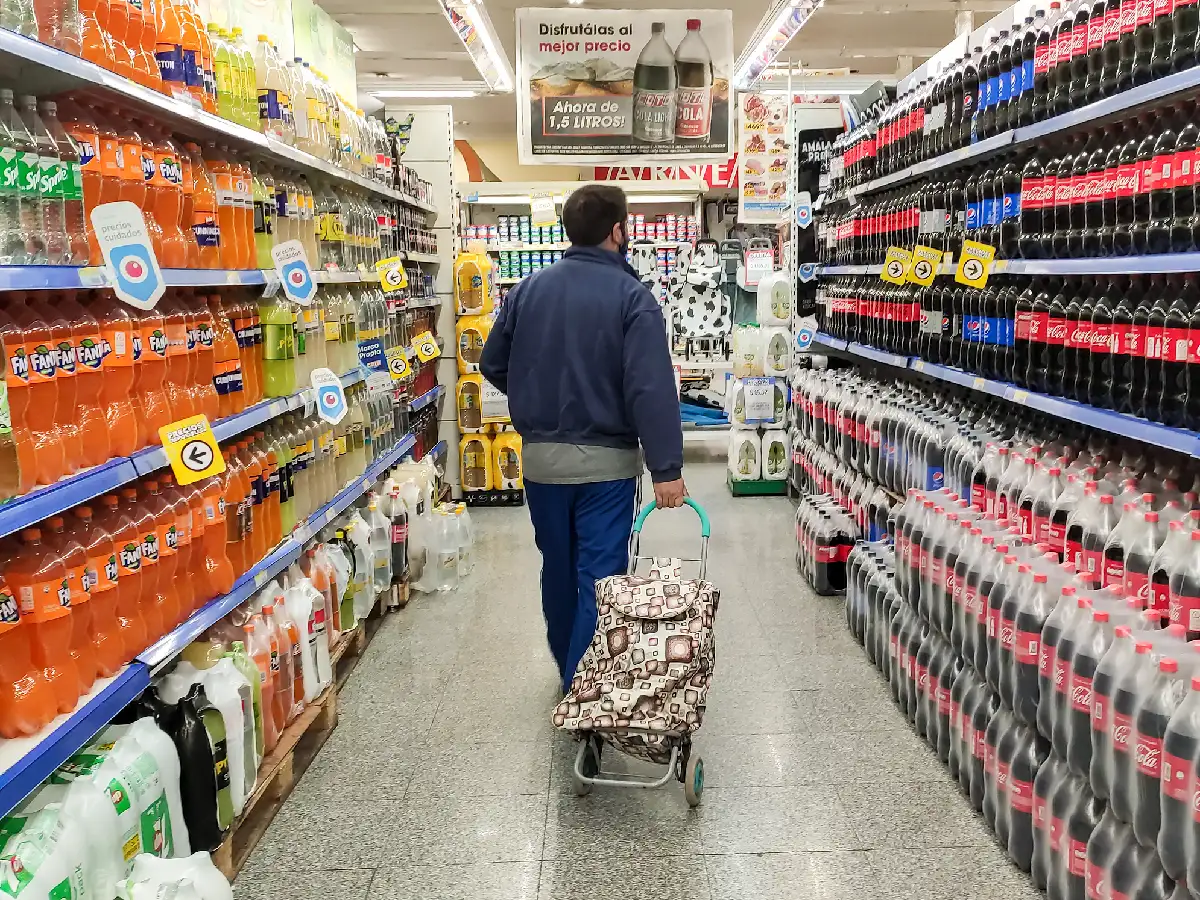 Estiman que la inflación de agosto superará el 6% y el año terminará "raspando" el 100%