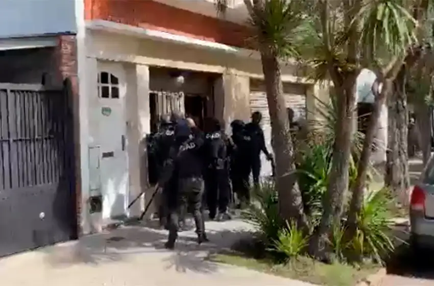 Se atrincheró en su casa, pero no evitó la orden de internación