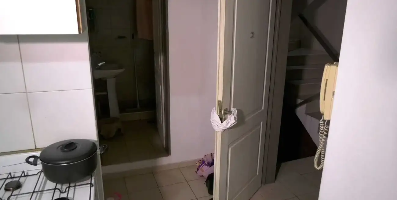 Puerta entreabierta y el peor de los escenarios para una joven estudiante.