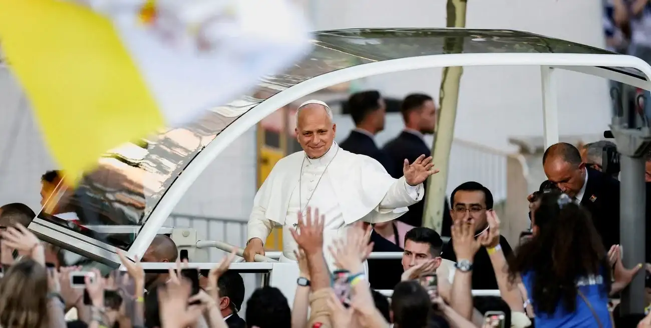 El papa León XIV saluda a los fieles desde el papamóvil antes de una vigilia de oración en la Plaza de Lima. REUTERS/Mohammed Salem