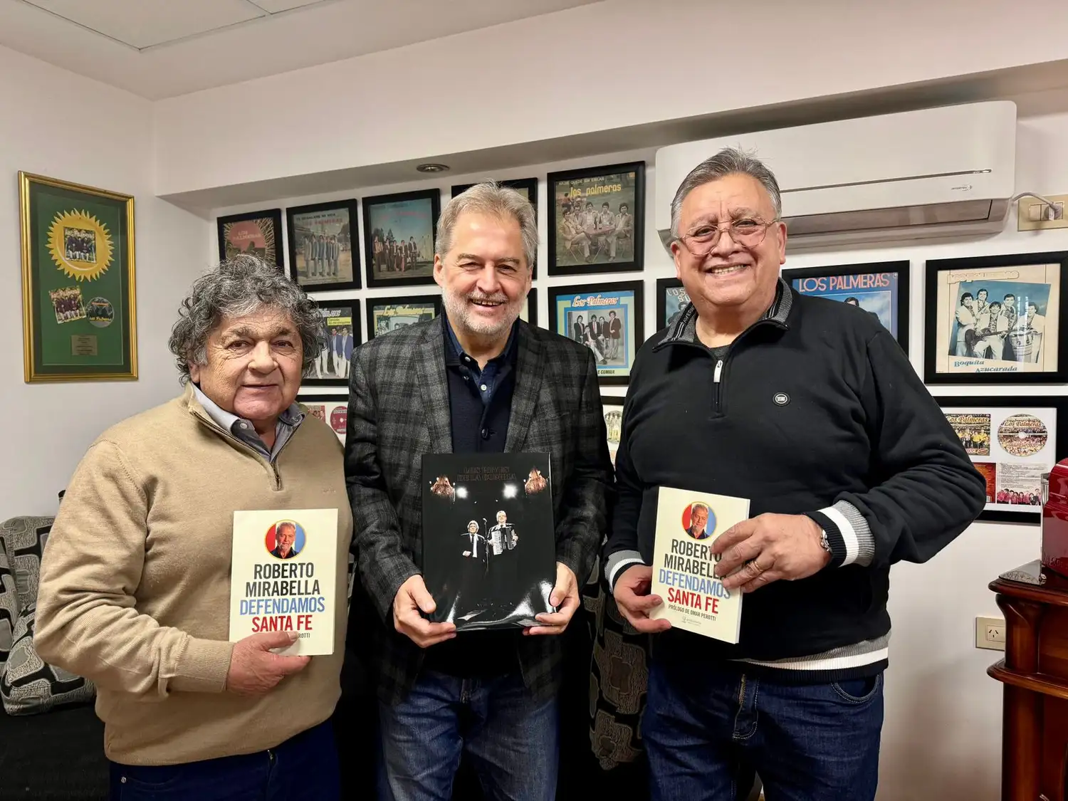 Roberto Mirabella (centro) junto a los dos referentes de Los Palmeras.