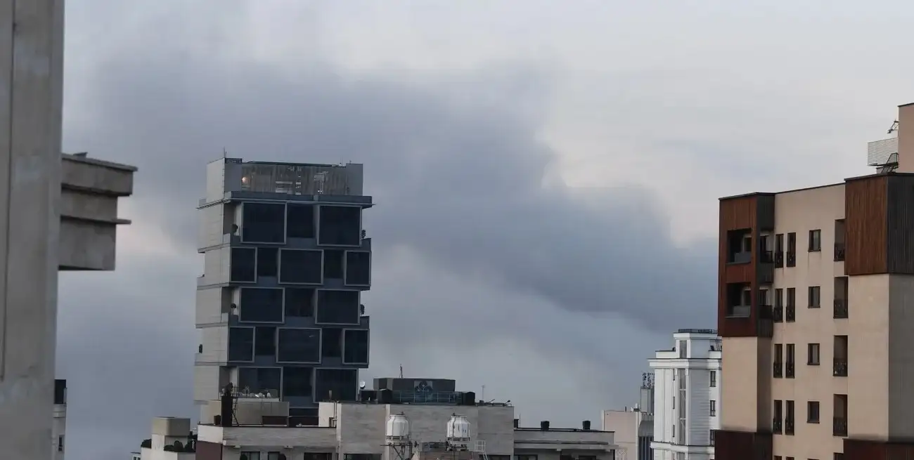 La ofensiva norteamericana surge tras la caída de un helicóptero, apuntando a capacidades iraníes en un intento de controlar la escalada militar en la región. Foto: Xinhua / Shadati.