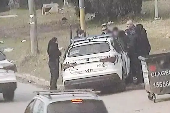 El sujeto intentó huir tras chocar la camioneta robada.