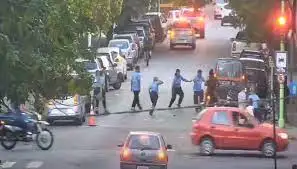 El agresor circulaba en una moto junto a una mujer