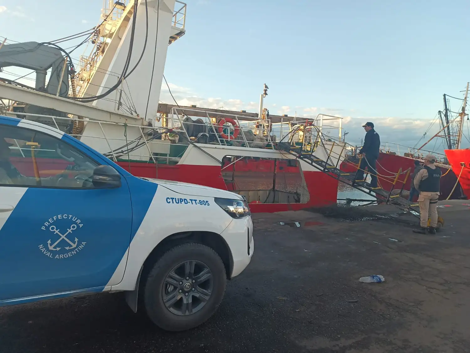El buque pesquero se encontraba amarrado al puerto.