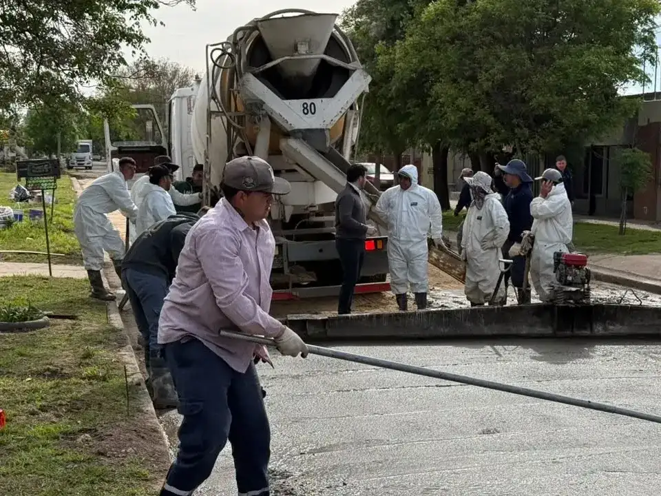 El intendente Chiarella supervisando la obra en barrio Iturbide. Foto: GVT